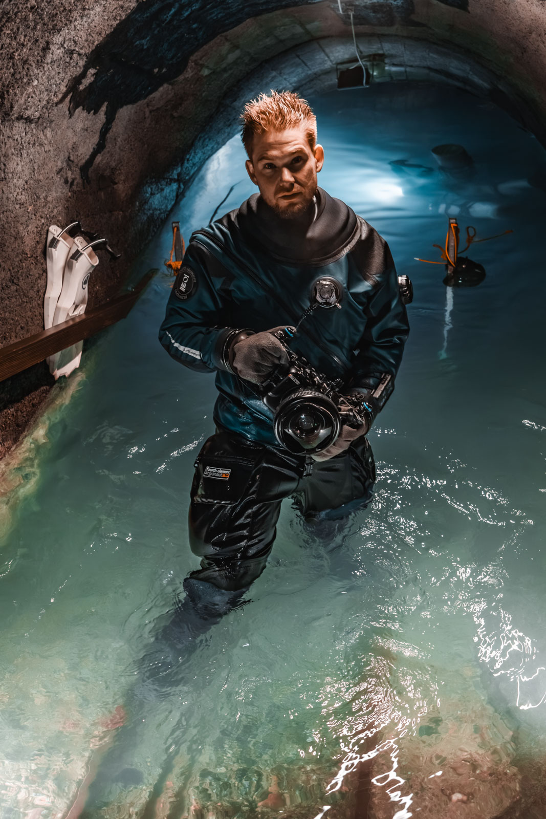 Manuel in seiner Tauchausrüstung am Wasser
