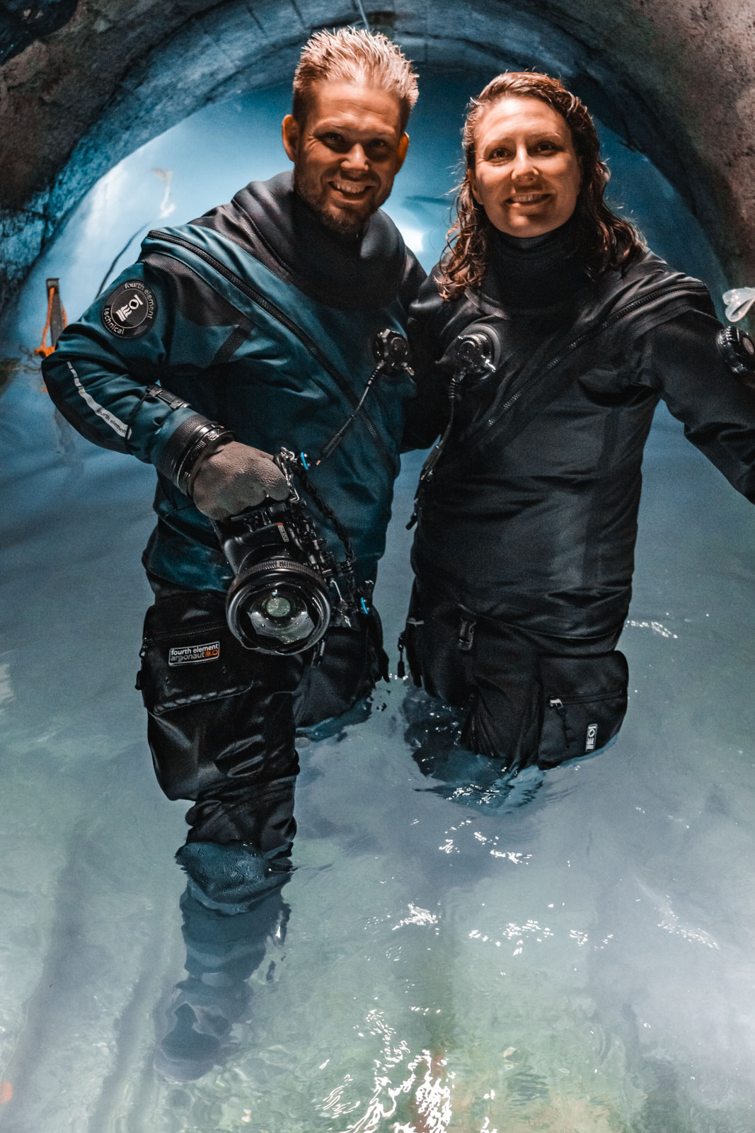 Manuel und Milena gemeinsam in ihrer Tauchausrüstung